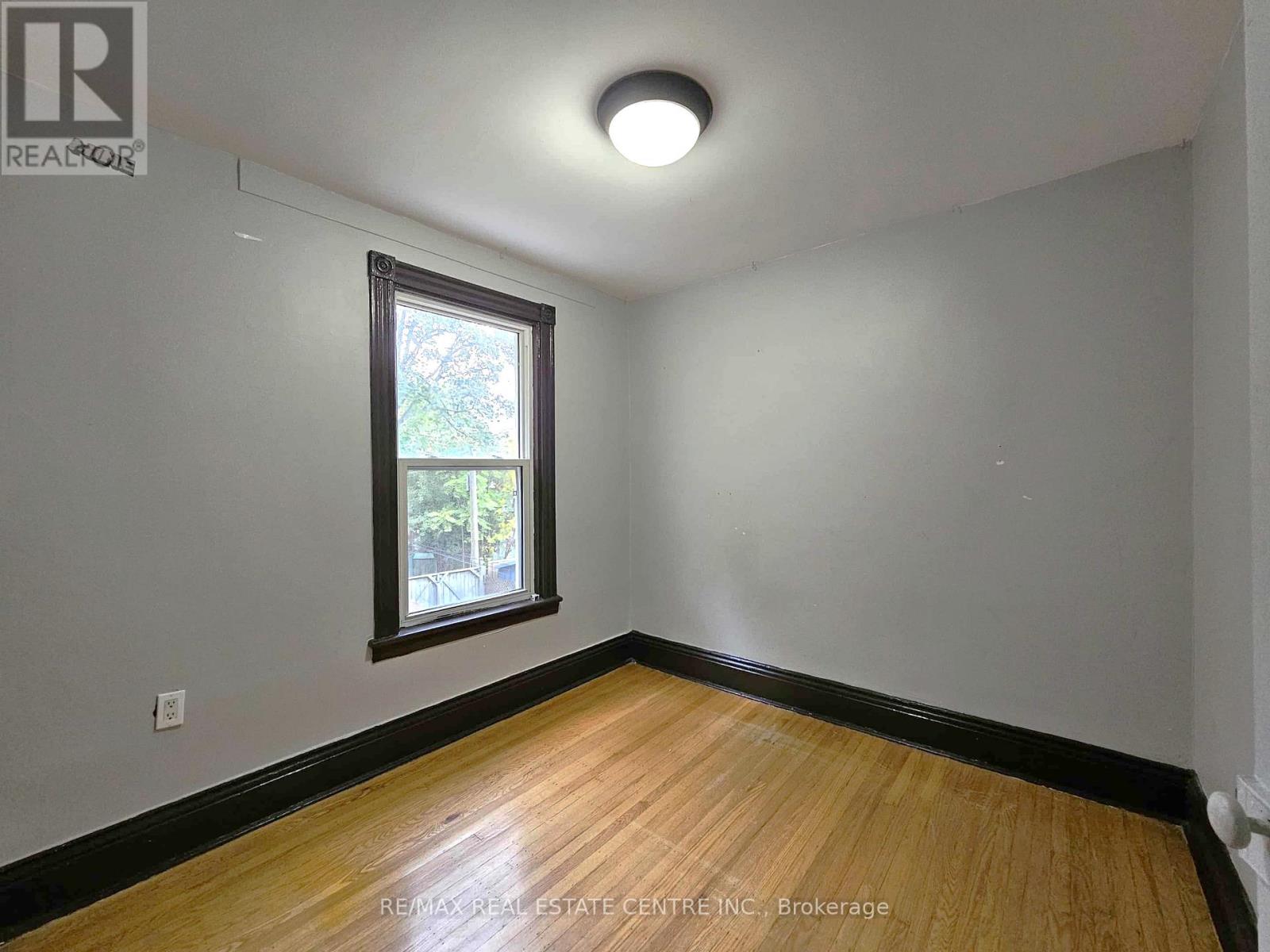 35 Fairleigh Avenue N, Hamilton, Ontario  L8L 6H1 - Photo 9 - X12480901