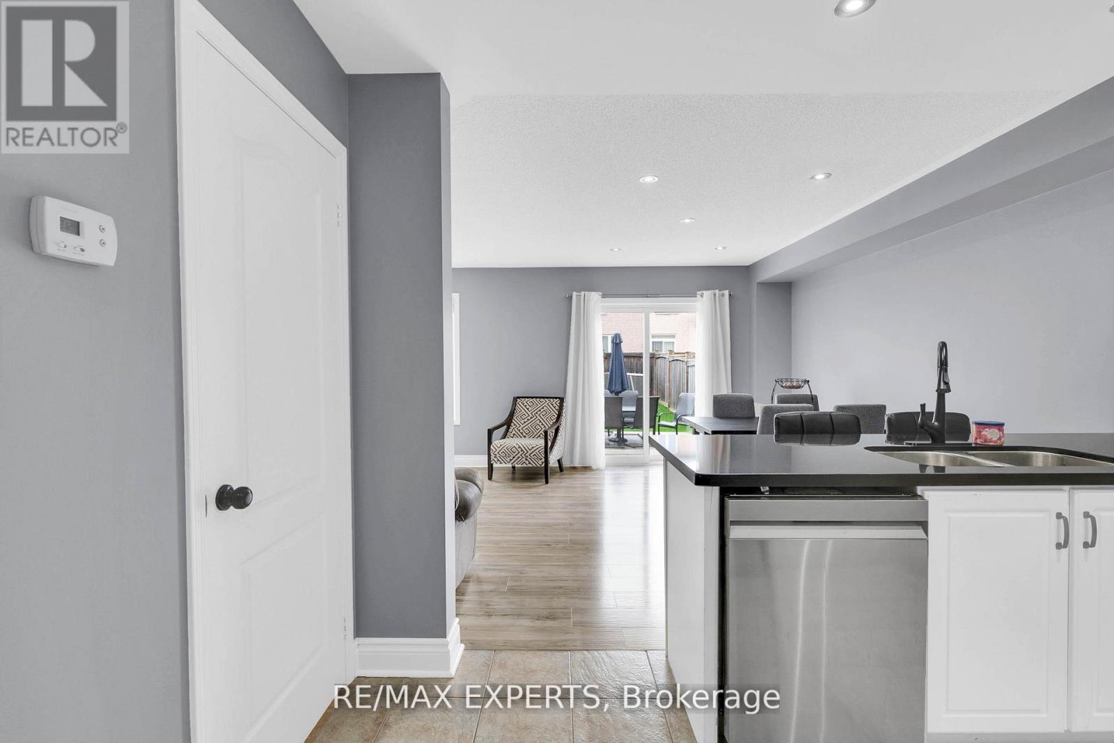 43 Carter Street, Bradford West Gwillimbury, Ontario  L3Z 2A4 - Photo 6 - N12481991