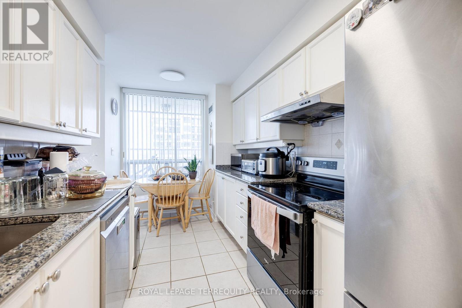 2204 - 1 Rean Drive, Toronto, Ontario  M2K 3C1 - Photo 2 - C12481997