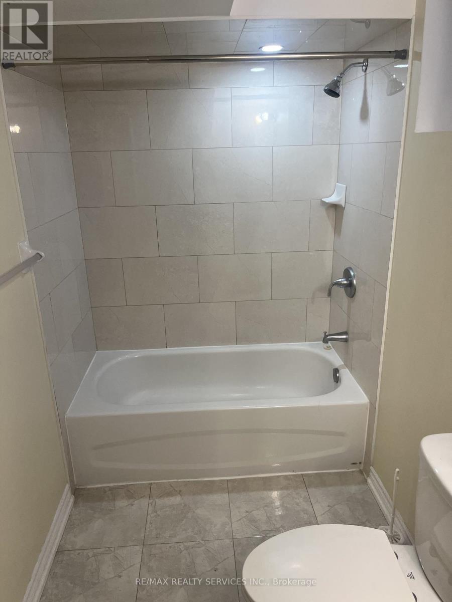 Lower - 31 Leadenhall Road, Brampton (Northwest Brampton), Ontario  L7A 4G4 - Photo 17 - W12481999