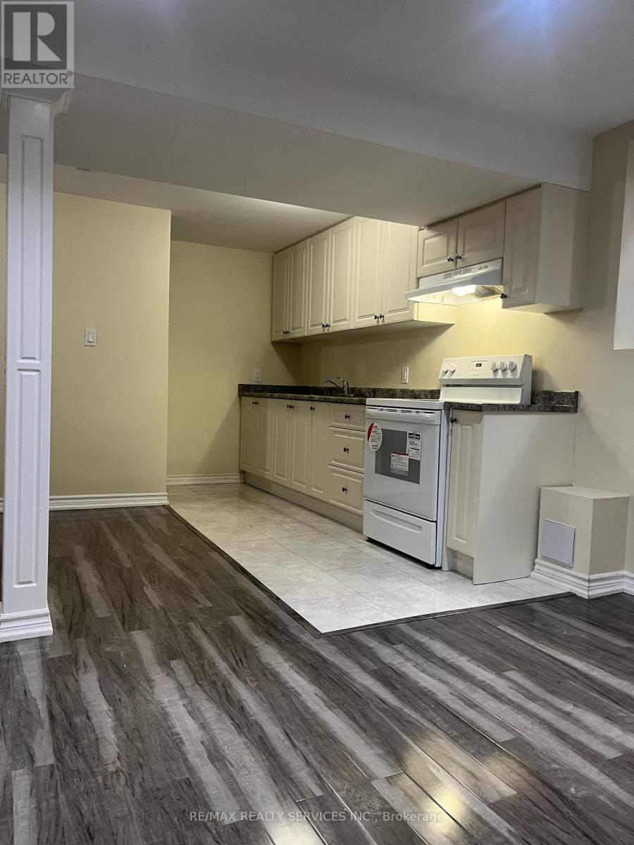 Lower - 31 Leadenhall Road, Brampton (Northwest Brampton), Ontario  L7A 4G4 - Photo 3 - W12481999