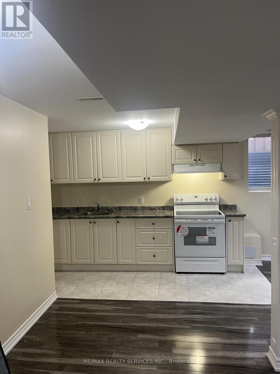 Lower - 31 Leadenhall Road, Brampton (Northwest Brampton), Ontario  L7A 4G4 - Photo 4 - W12481999