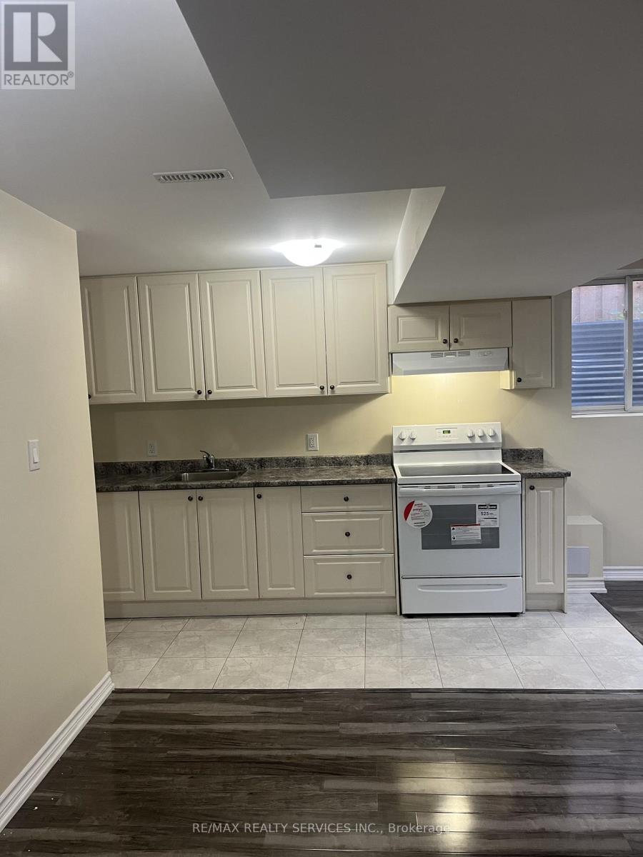 Lower - 31 Leadenhall Road, Brampton (Northwest Brampton), Ontario  L7A 4G4 - Photo 5 - W12481999
