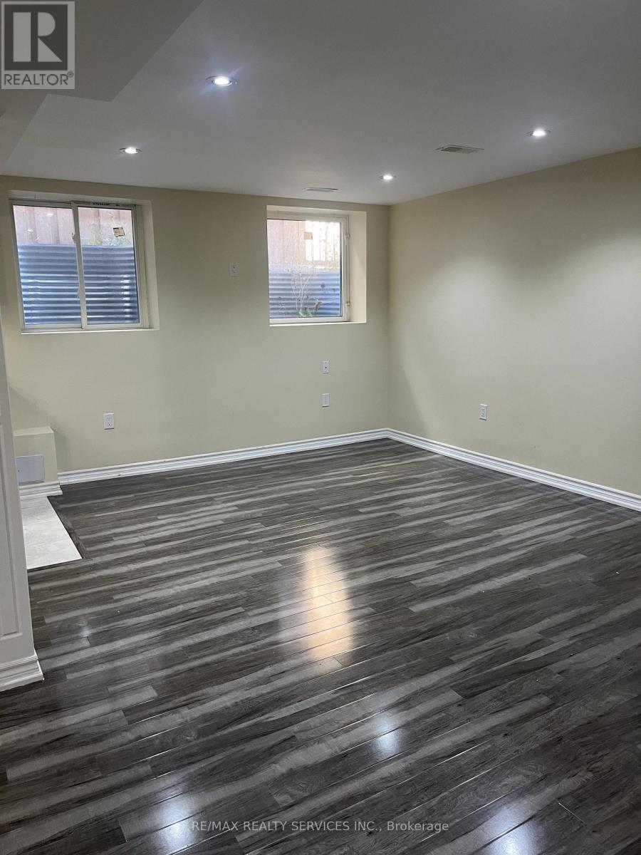 Lower - 31 Leadenhall Road, Brampton (Northwest Brampton), Ontario  L7A 4G4 - Photo 9 - W12481999