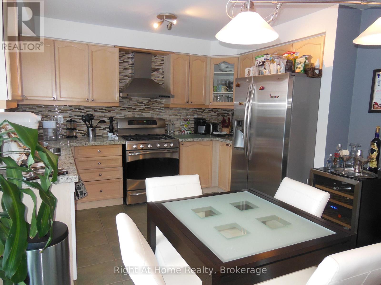 411 Cedar Hedge Road, Milton, Ontario  L9T 5K7 - Photo 5 - W12482048