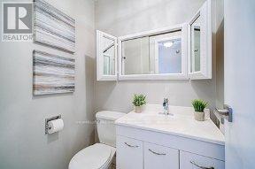 33 Groveland Crescent, Brampton, Ontario  L6S 1L1 - Photo 2 - W12480908