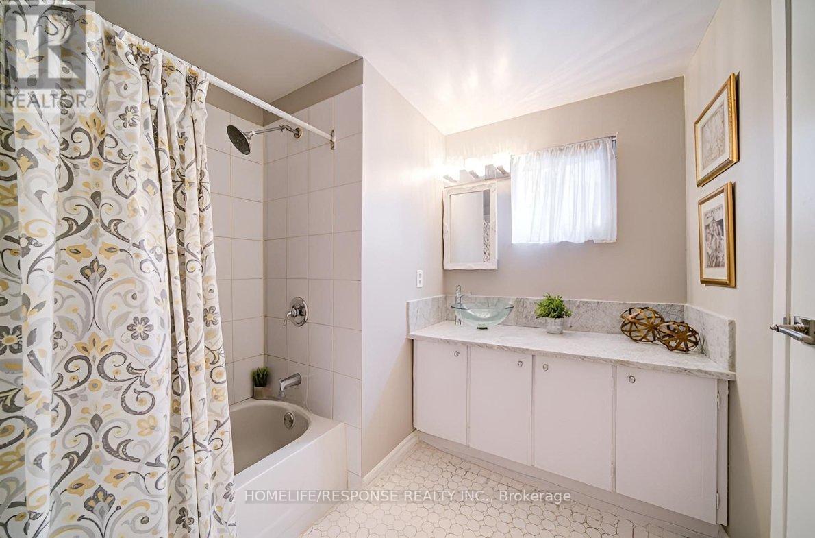33 Groveland Crescent, Brampton, Ontario  L6S 1L1 - Photo 18 - W12480908