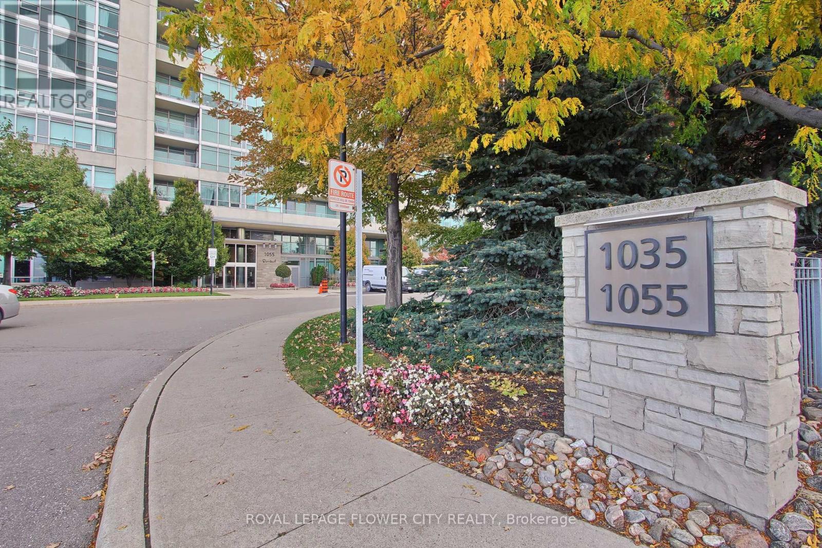 414 - 1055 Southdown Road, Mississauga (Clarkson), Ontario  L5J 0A3 - Photo 3 - W12463238