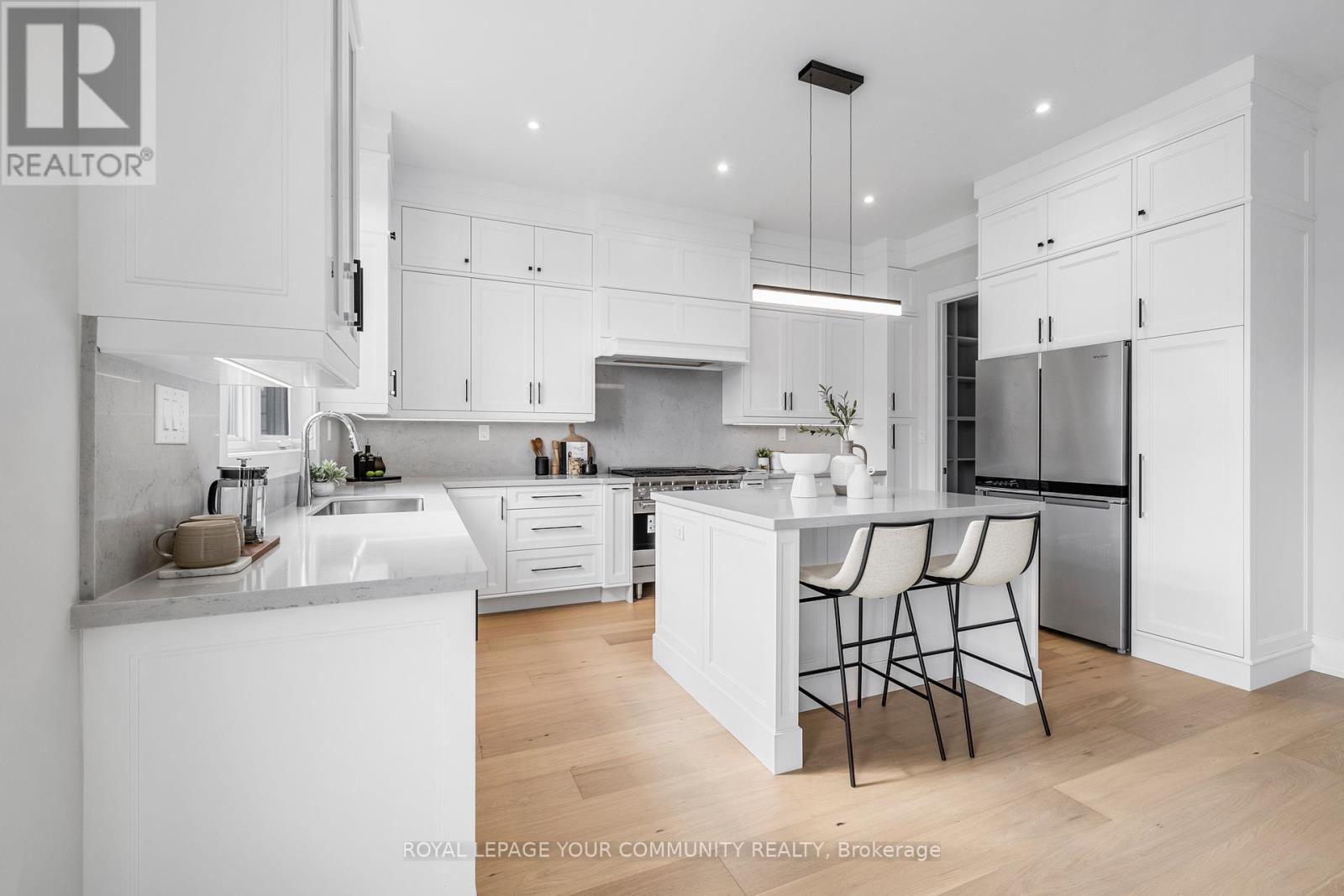 2 Bunn Court, Aurora, Ontario  L4G 0G6 - Photo 4 - N12482060