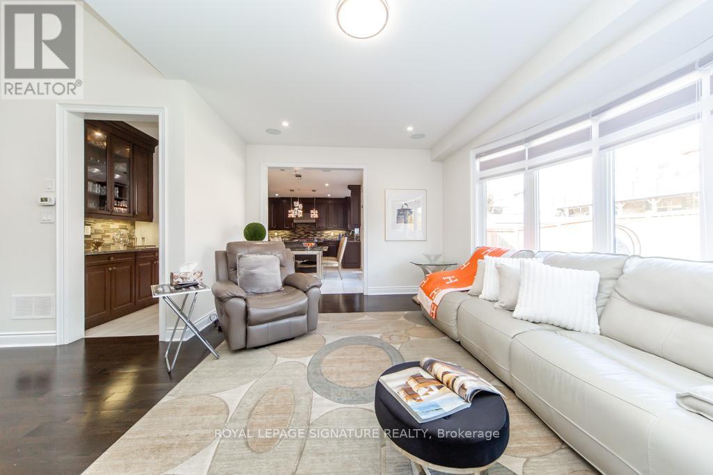 37 Royal Drive W, Brampton, Ontario  L6X 0Z8 - Photo 4 - W12482055