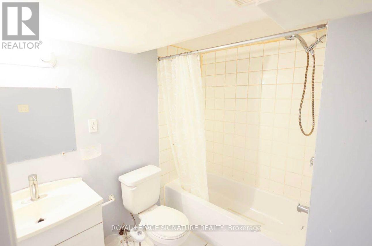 120 Town House Crescent, Brampton (Brampton East), Ontario  L6W 3C5 - Photo 12 - W12482058