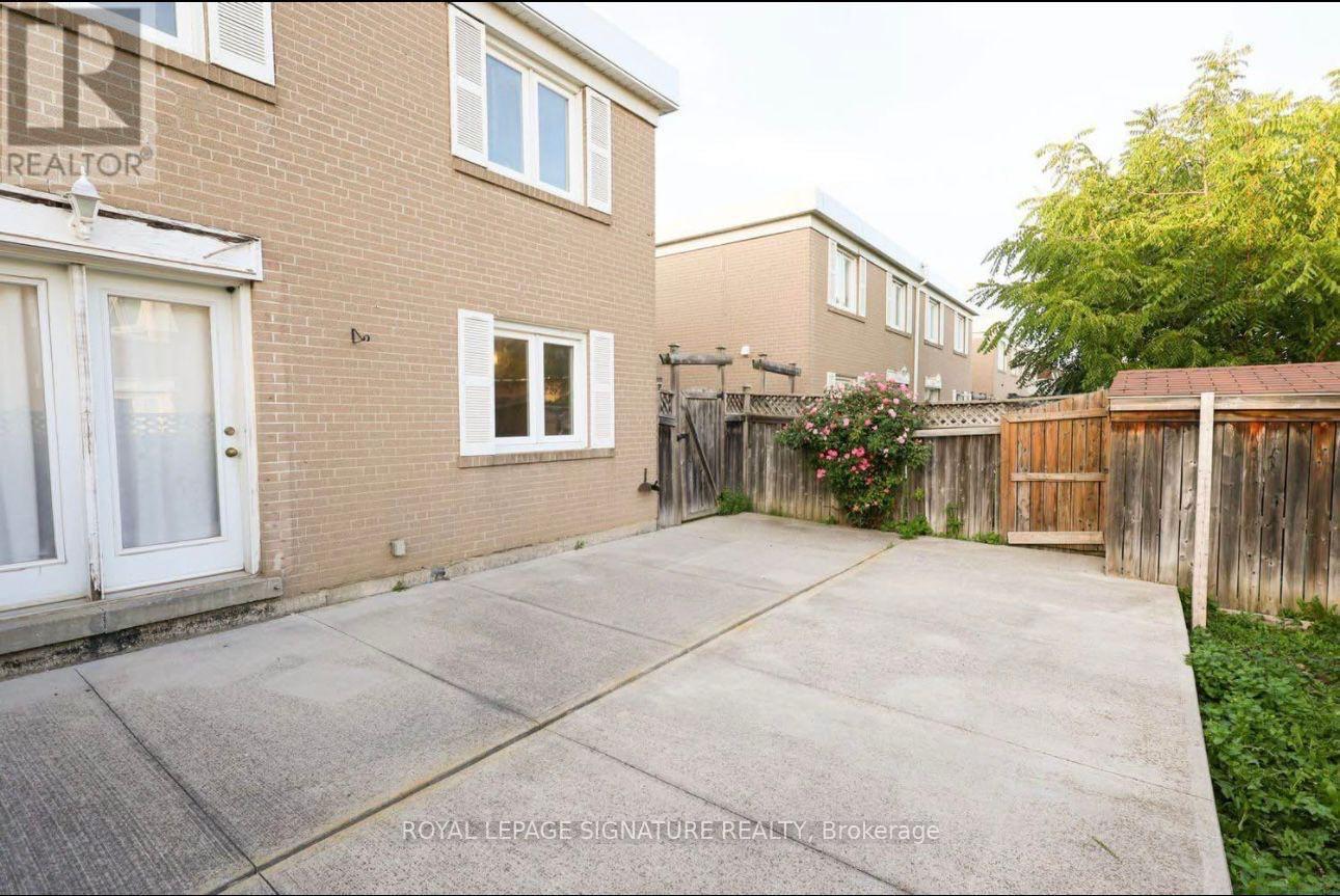 120 Town House Crescent, Brampton (Brampton East), Ontario  L6W 3C5 - Photo 13 - W12482058