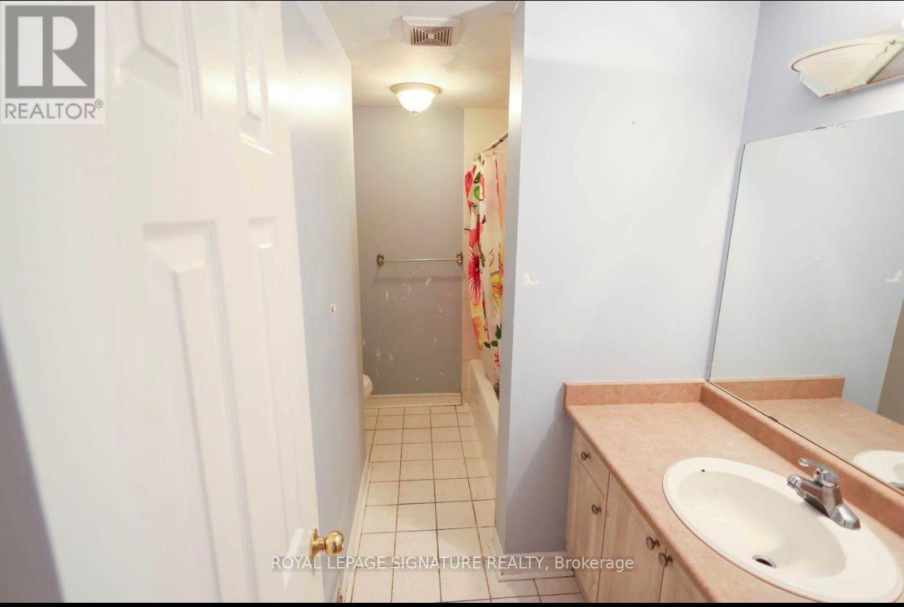 120 Town House Crescent, Brampton (Brampton East), Ontario  L6W 3C5 - Photo 19 - W12482058