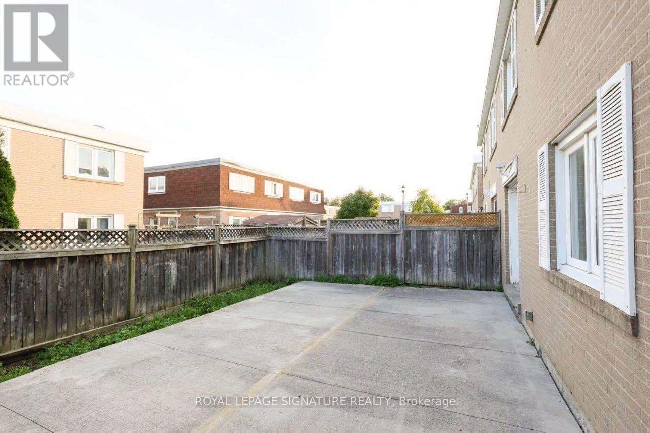 120 Town House Crescent, Brampton (Brampton East), Ontario  L6W 3C5 - Photo 2 - W12482058