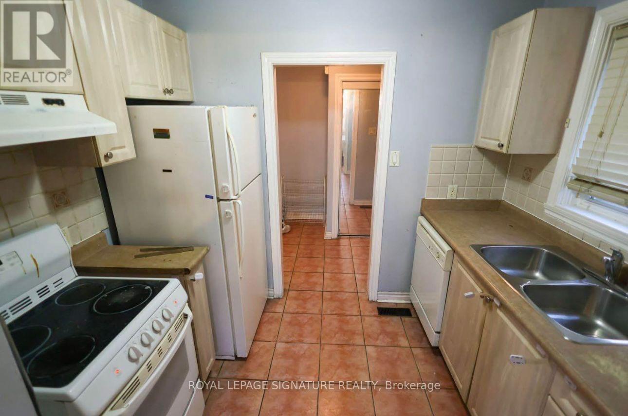 120 Town House Crescent, Brampton (Brampton East), Ontario  L6W 3C5 - Photo 3 - W12482058