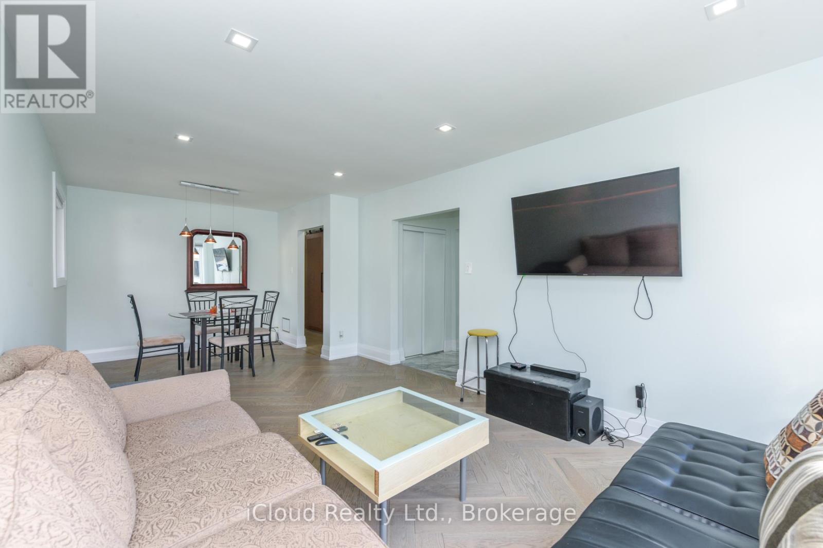 38 Welbeck Drive, Brampton, Ontario  L6X 2L1 - Photo 5 - W12482075