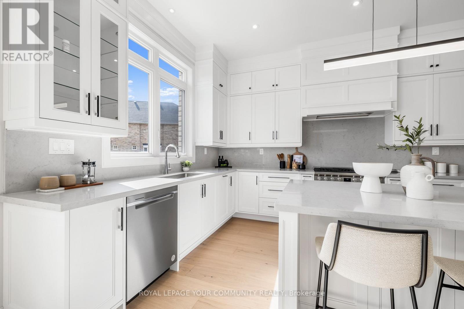 2 Bunn Court, Aurora, Ontario  L4G 0G6 - Photo 6 - N12405078