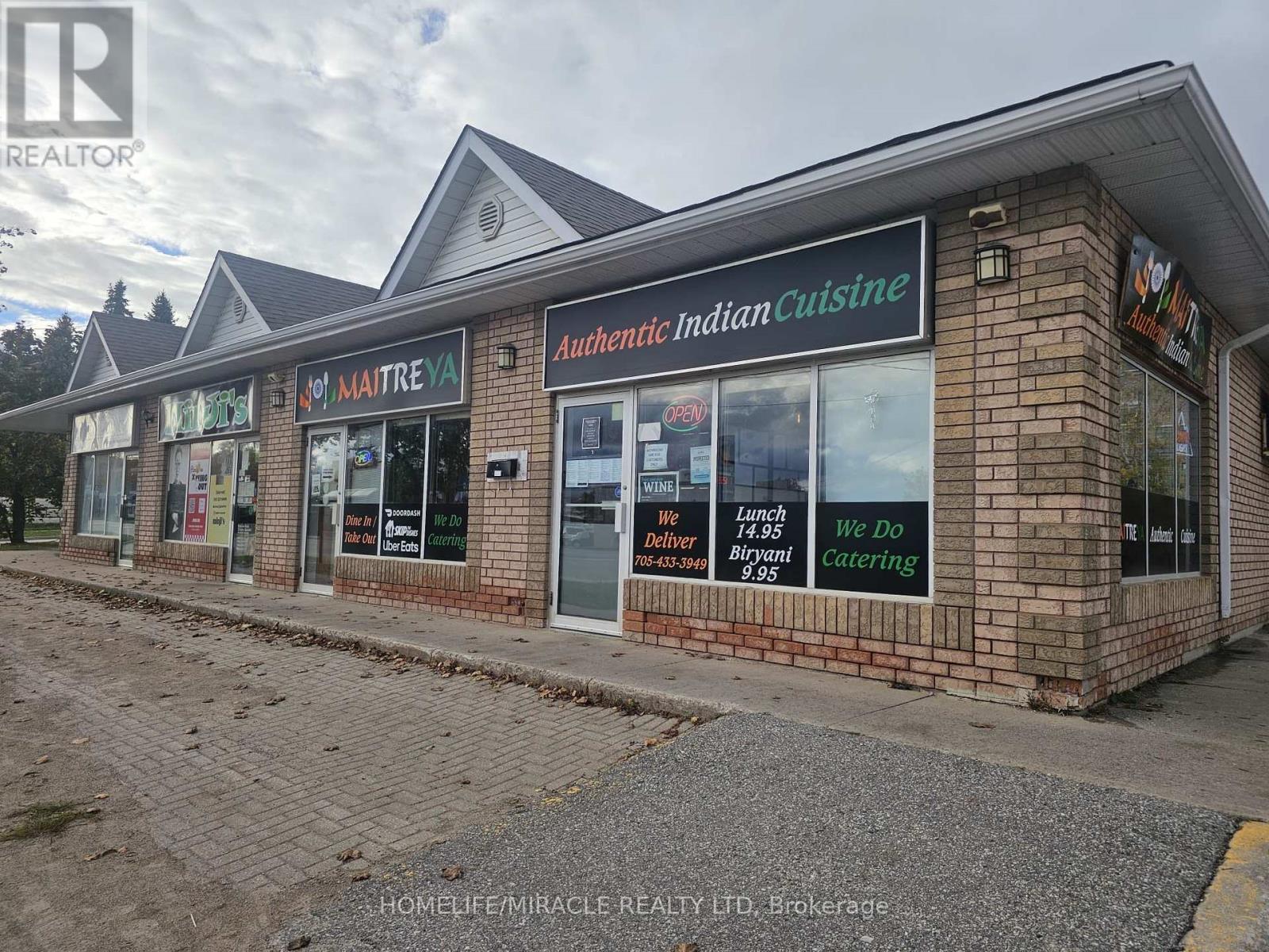 854 Yonge Street, Midland, Ontario  L4R 2E7 - Photo 3 - S12474367