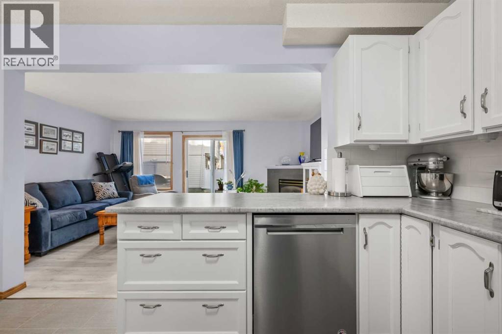 147 Somervale Park Sw, Calgary, Alberta  T2Y 3J4 - Photo 6 - A2262192