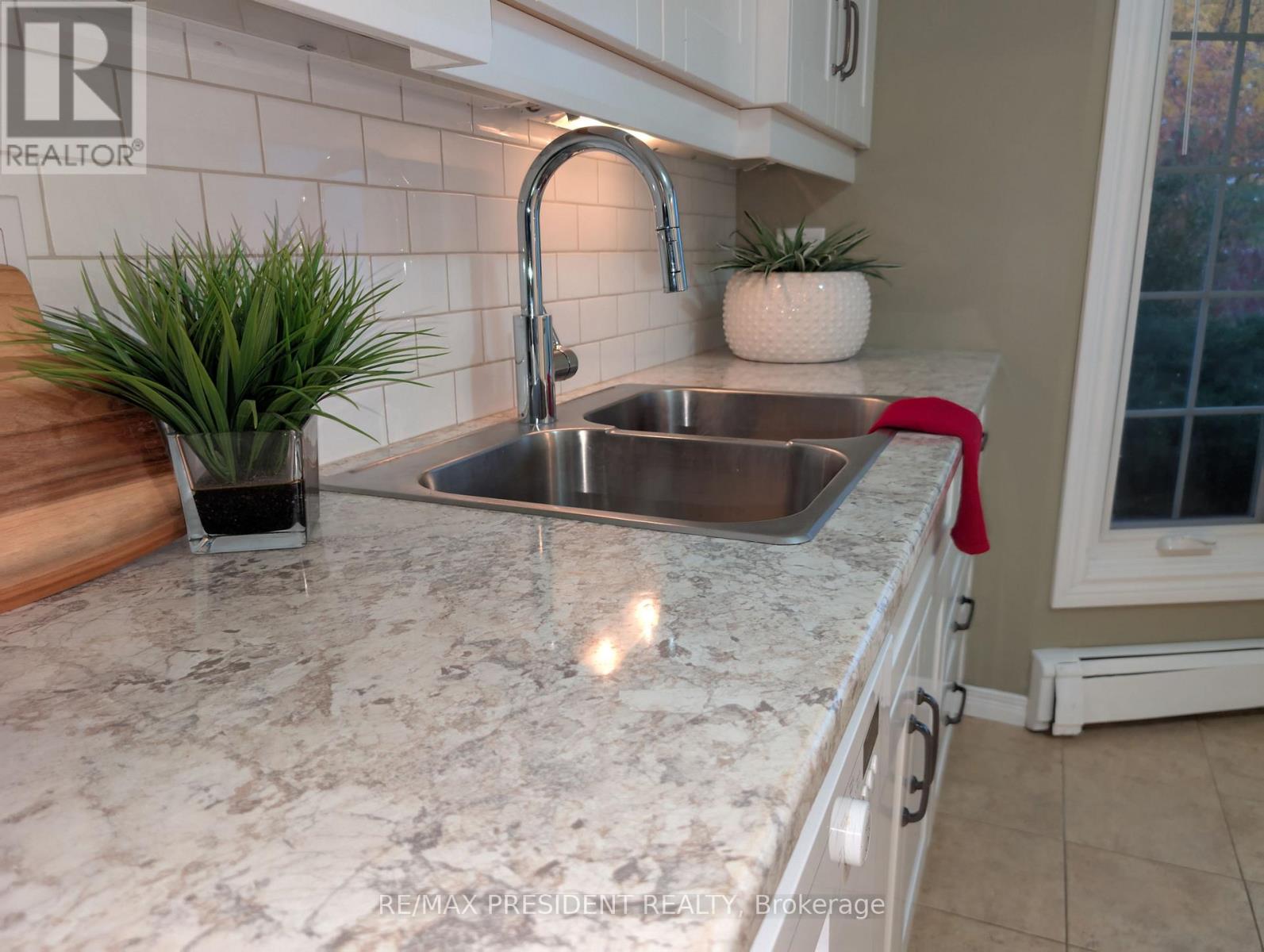 12 Hill Street, Halton Hills, Ontario  L7J 2W2 - Photo 7 - W12480630