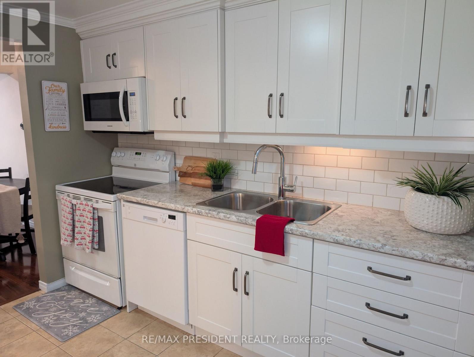 12 Hill Street, Halton Hills, Ontario  L7J 2W2 - Photo 6 - W12480630