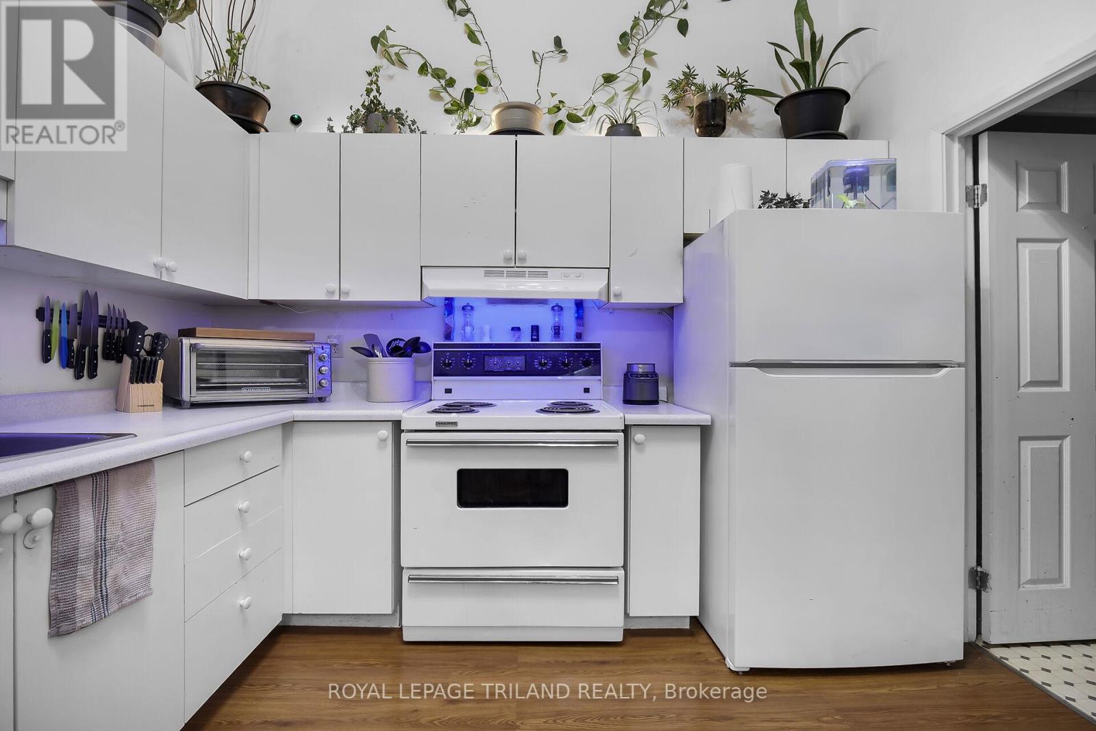 Photo 13 of 26 for 449 Talbot Street