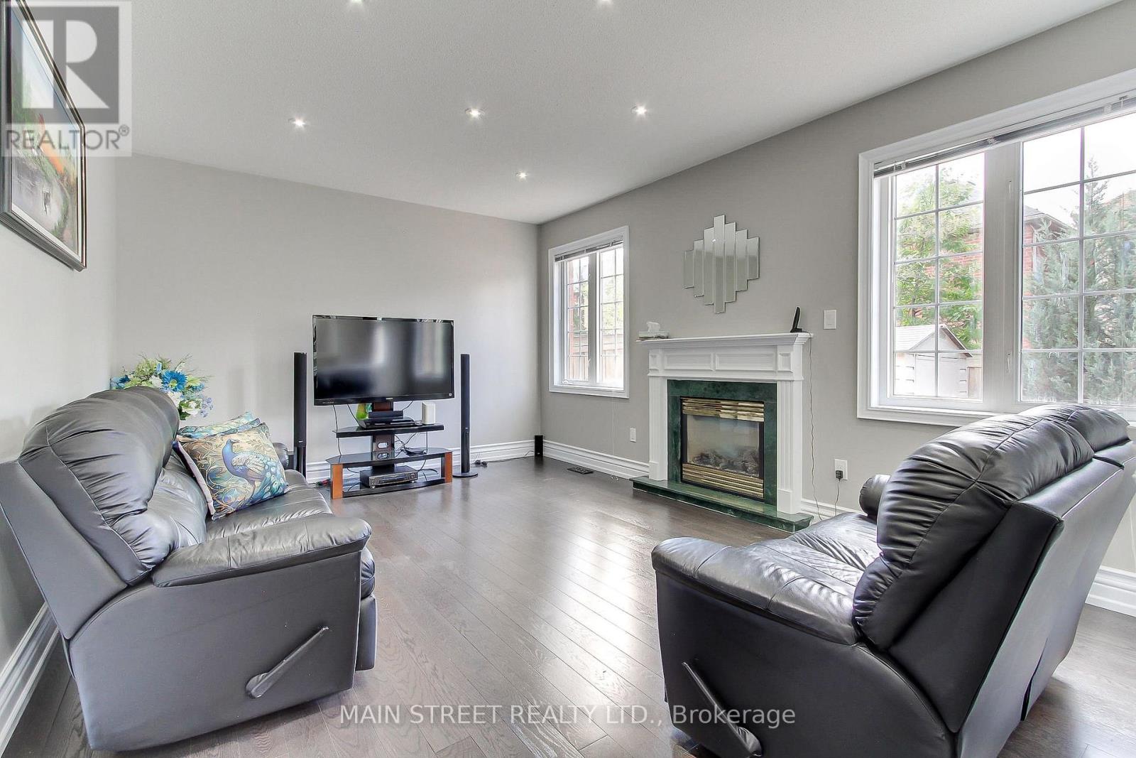30 Conover Avenue, Aurora, Ontario  L4G 0A3 - Photo 13 - N12482106