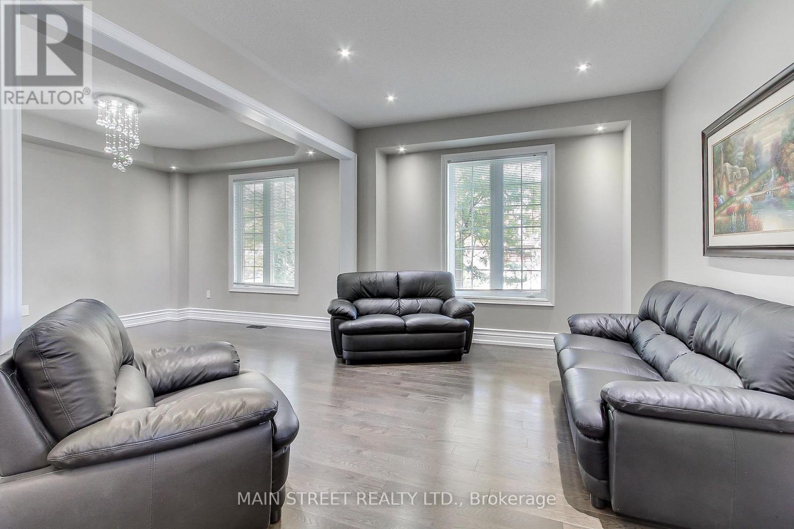 30 Conover Avenue, Aurora, Ontario  L4G 0A3 - Photo 4 - N12482106