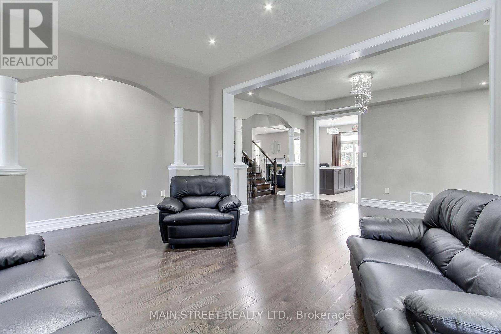 30 Conover Avenue, Aurora, Ontario  L4G 0A3 - Photo 5 - N12482106