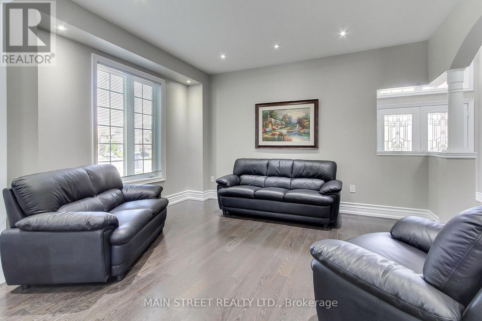 30 Conover Avenue, Aurora, Ontario  L4G 0A3 - Photo 6 - N12482106