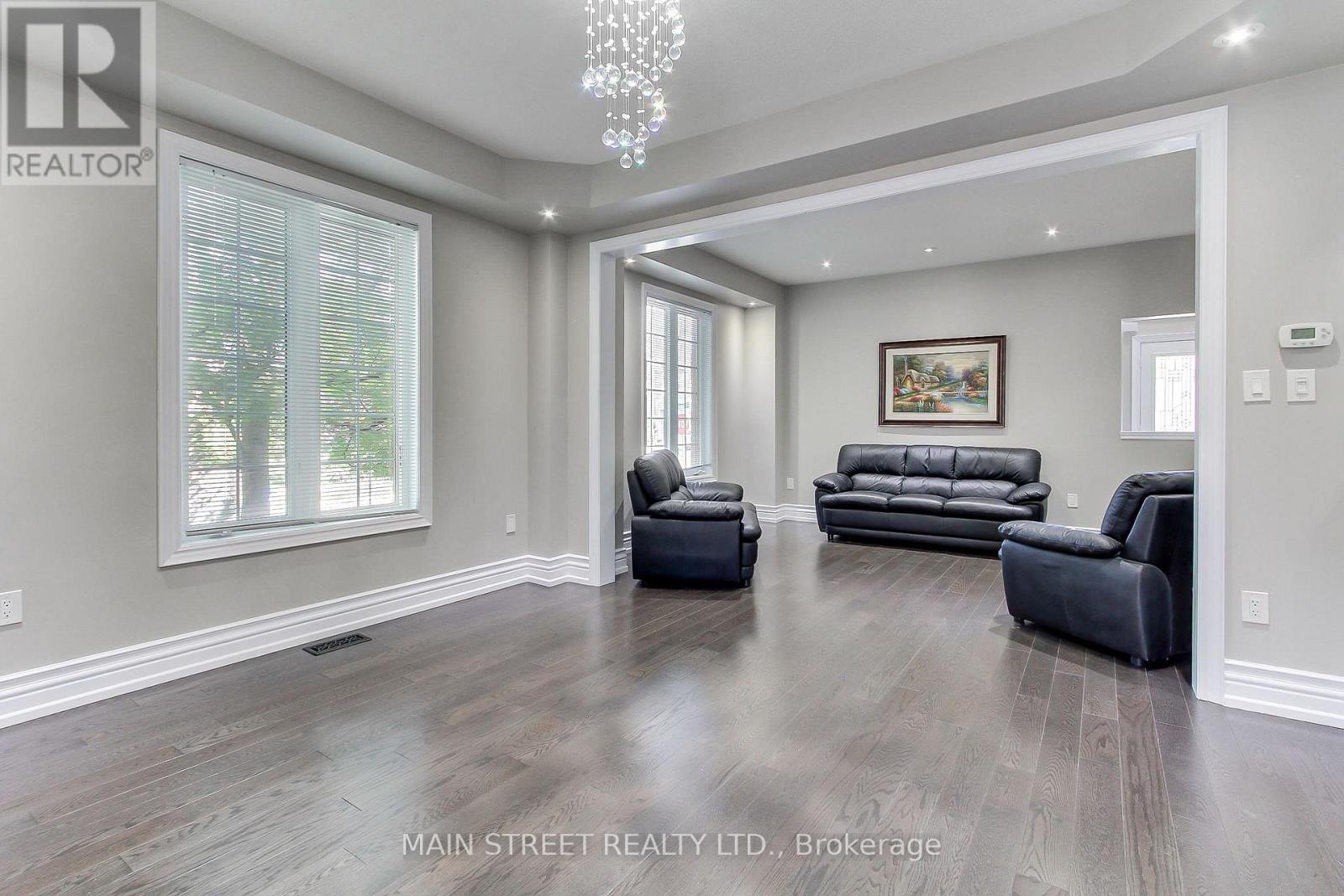 30 Conover Avenue, Aurora, Ontario  L4G 0A3 - Photo 7 - N12482106