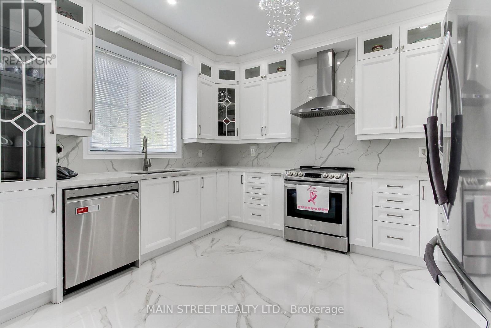30 Conover Avenue, Aurora, Ontario  L4G 0A3 - Photo 9 - N12482106