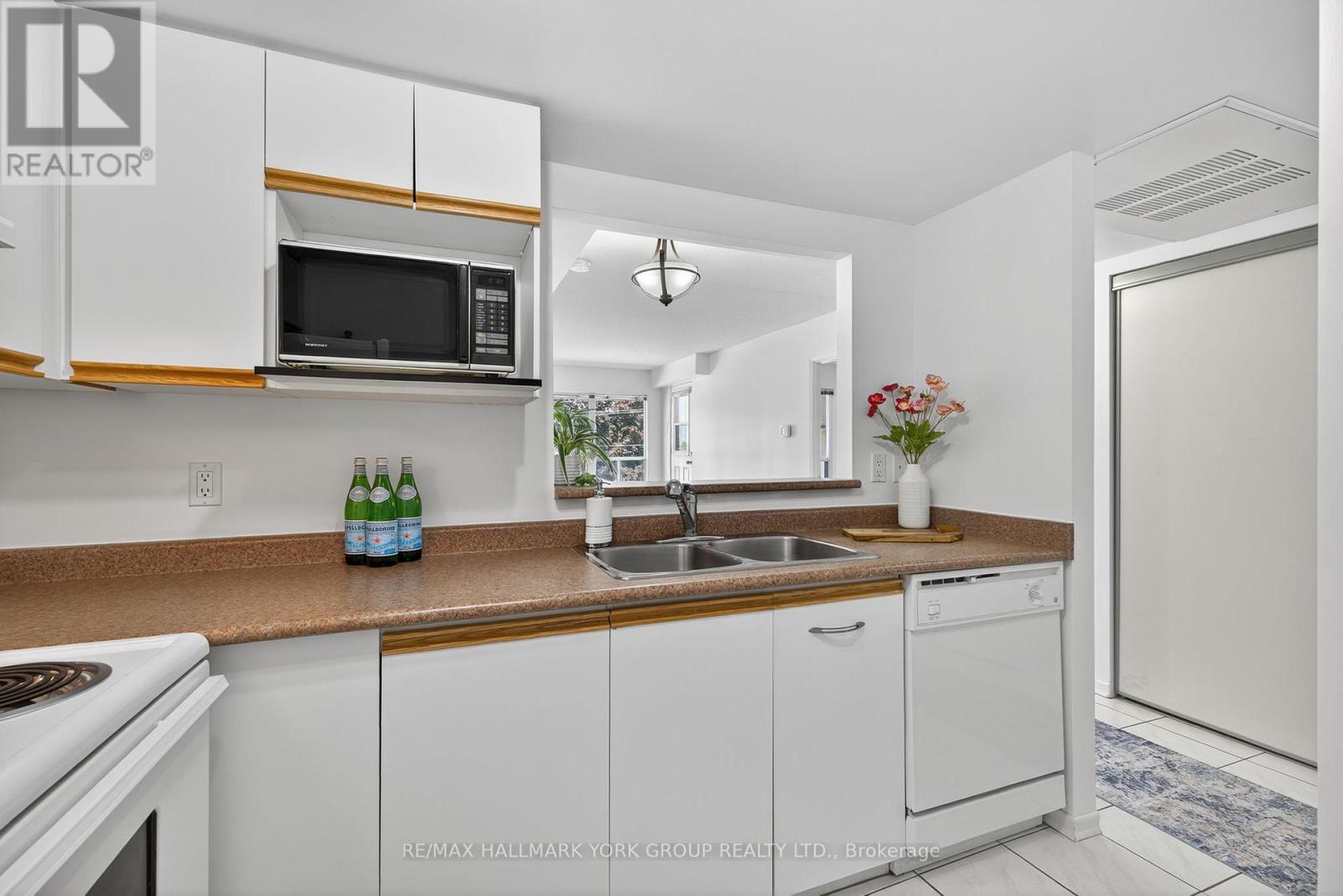 210 - 160 Wellington Street E, Aurora, Ontario  L4G 1J3 - Photo 13 - N12315207