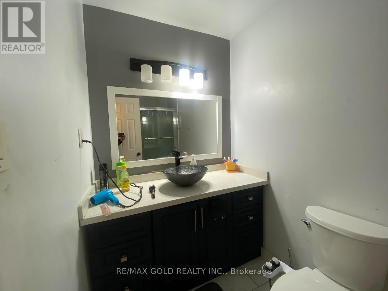 30 Greenwood Crescent E, Brampton, Ontario  L6S 1T3 - Photo 2 - W12482127