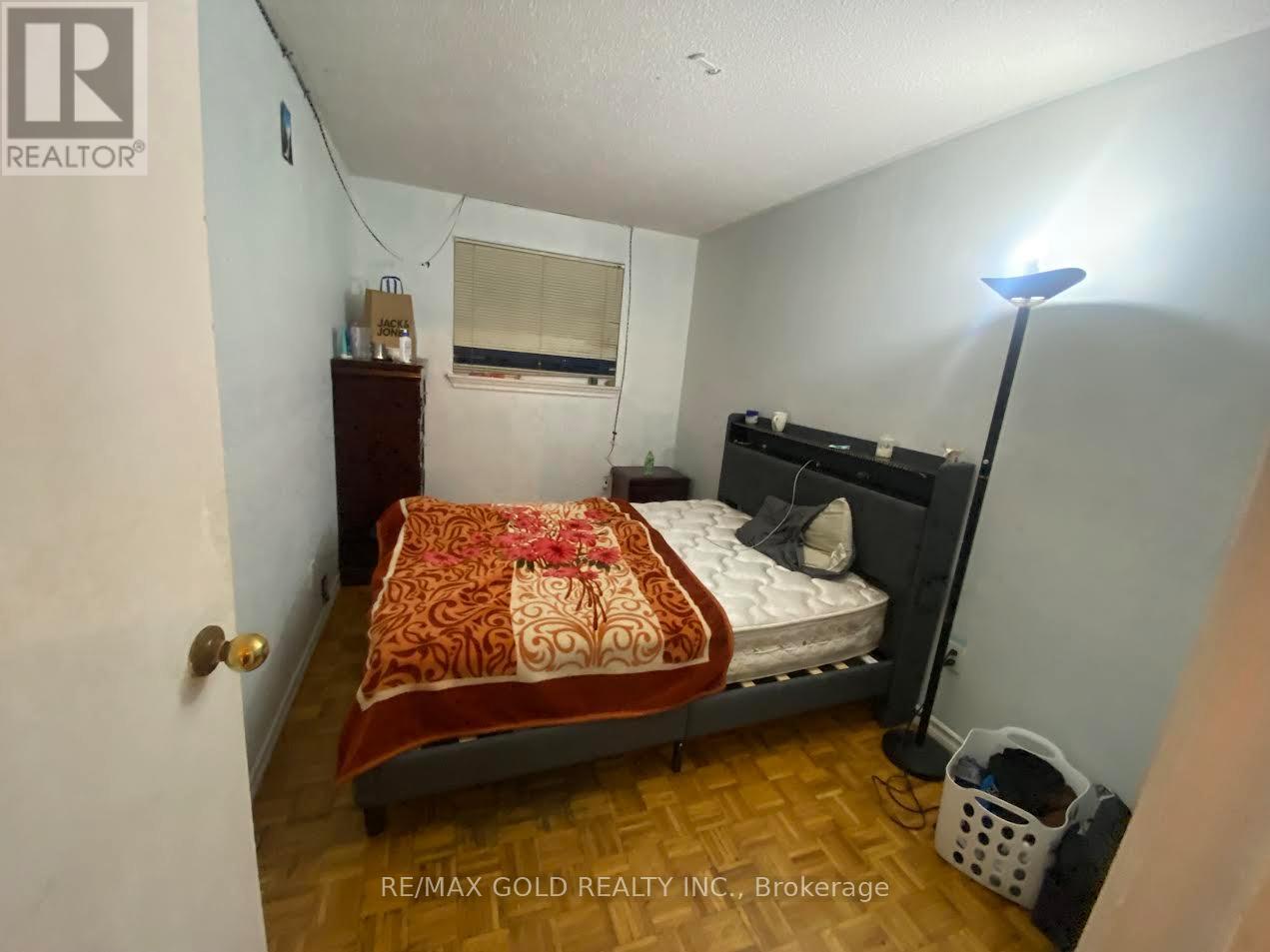 30 Greenwood Crescent E, Brampton, Ontario  L6S 1T3 - Photo 3 - W12482127
