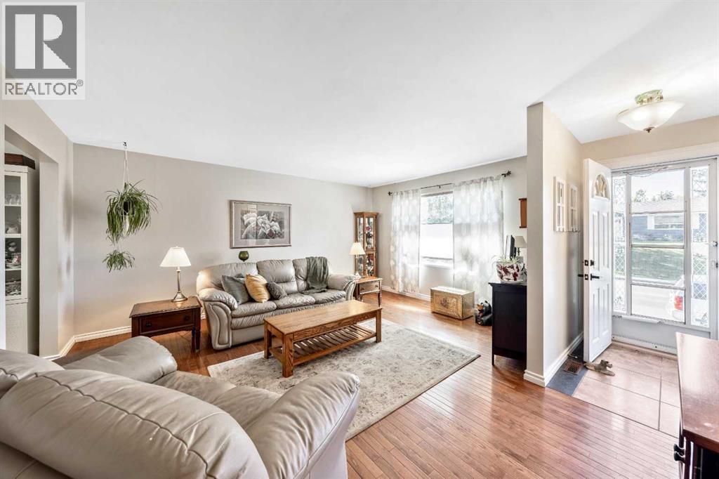 508 Canterbury Drive Sw, Calgary, Alberta  T2W 1J5 - Photo 3 - A2259412