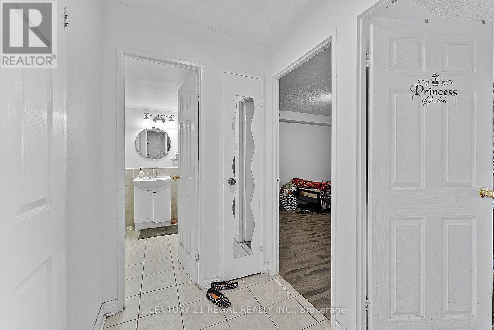 18 Knightsbridge Road, Brampton, Ontario  L6T 3X5 - Photo 11 - W12482165