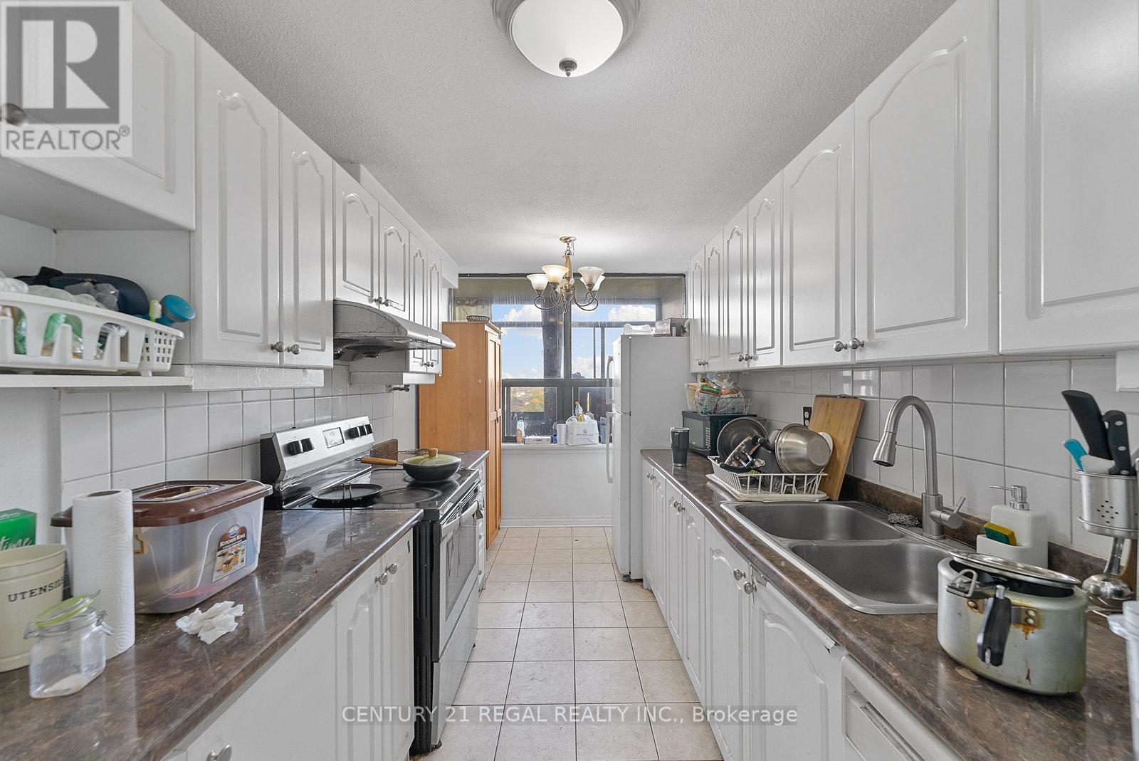 18 Knightsbridge Road, Brampton, Ontario  L6T 3X5 - Photo 8 - W12482165