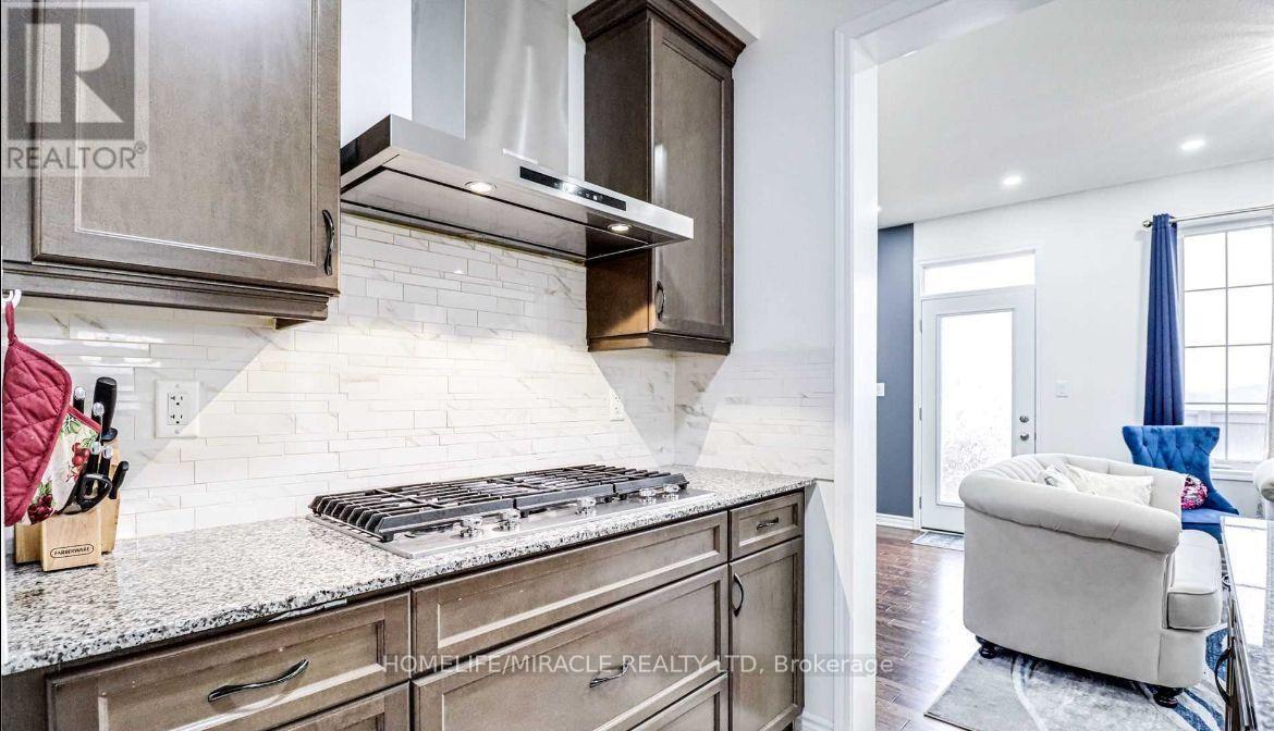 561 Queen Mary Drive, Brampton (Northwest Brampton), Ontario  L7A 5H4 - Photo 4 - W12482177