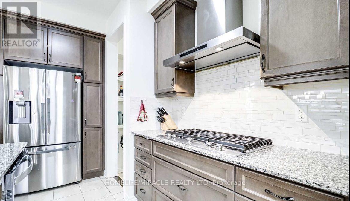 561 Queen Mary Drive, Brampton (Northwest Brampton), Ontario  L7A 5H4 - Photo 5 - W12482177