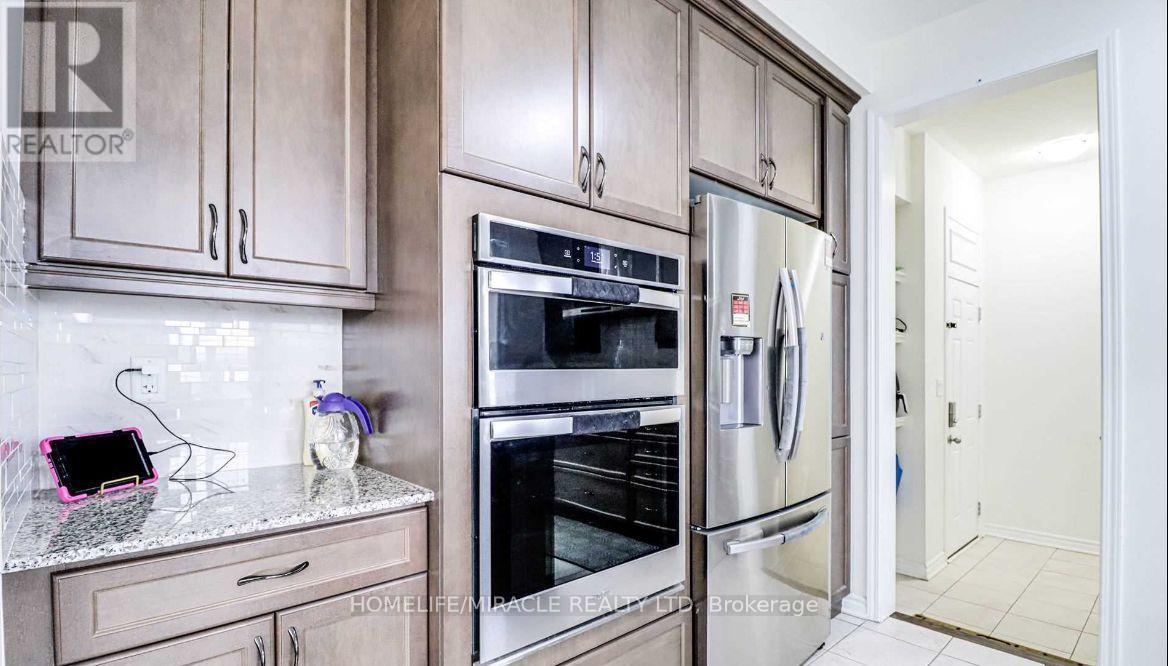 561 Queen Mary Drive, Brampton (Northwest Brampton), Ontario  L7A 5H4 - Photo 6 - W12482177