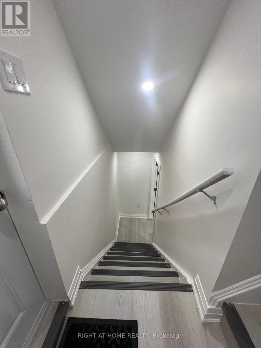 513 Grovehill Road, Oakville (Ro River Oaks), Ontario  L6H 7M2 - Photo 2 - W12482186