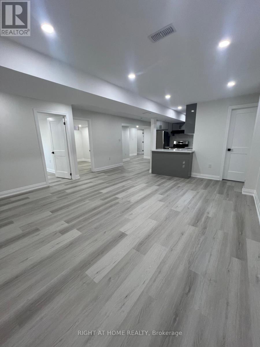 513 Grovehill Road, Oakville (Ro River Oaks), Ontario  L6H 7M2 - Photo 4 - W12482186