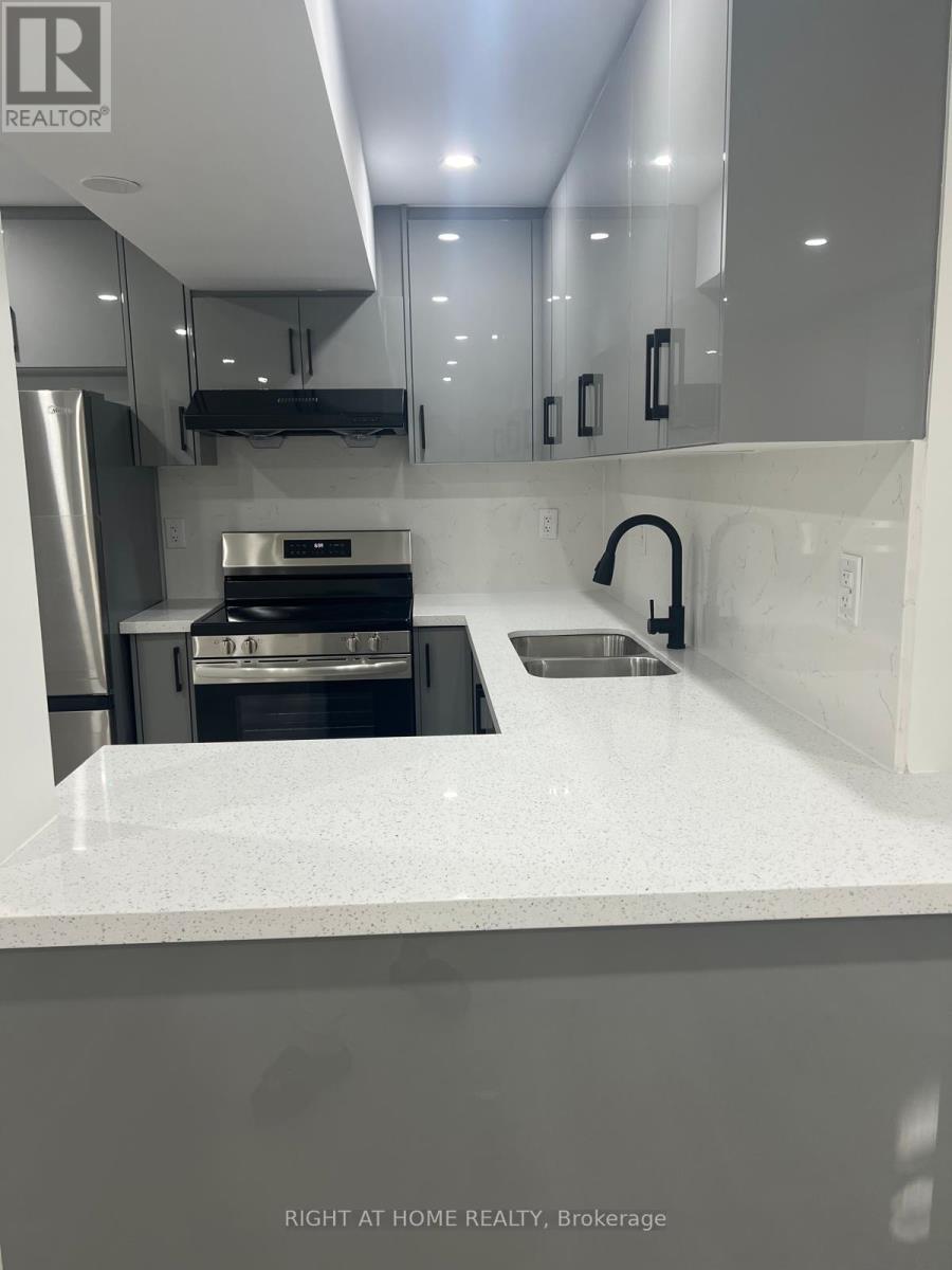 513 Grovehill Road, Oakville (Ro River Oaks), Ontario  L6H 7M2 - Photo 5 - W12482186