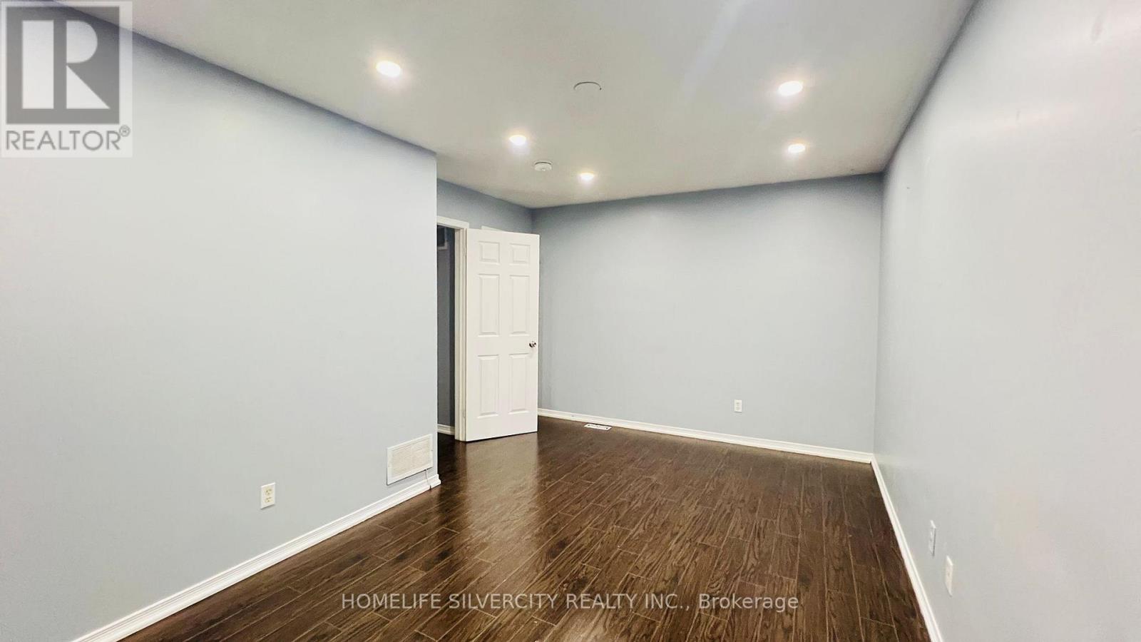 7 Bison Run Road, Brampton, Ontario  L6R 1S2 - Photo 10 - W12482187