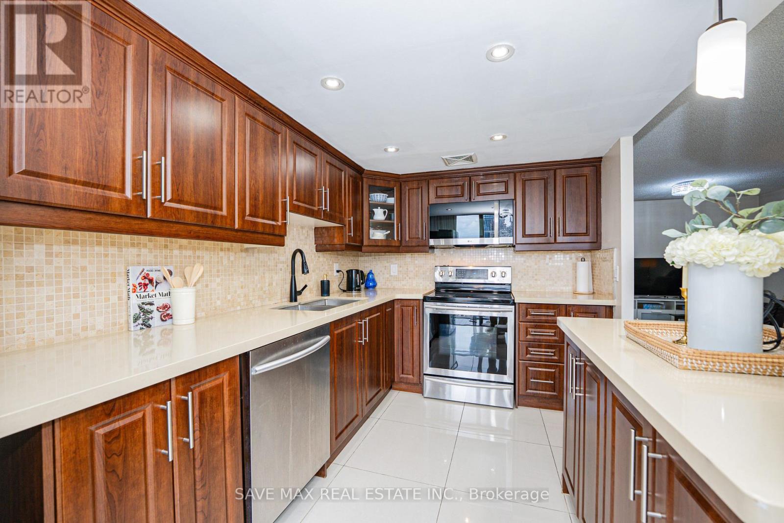 2207 - 350 Webb Drive, Mississauga, Ontario  L5B 3W4 - Photo 14 - W12482205