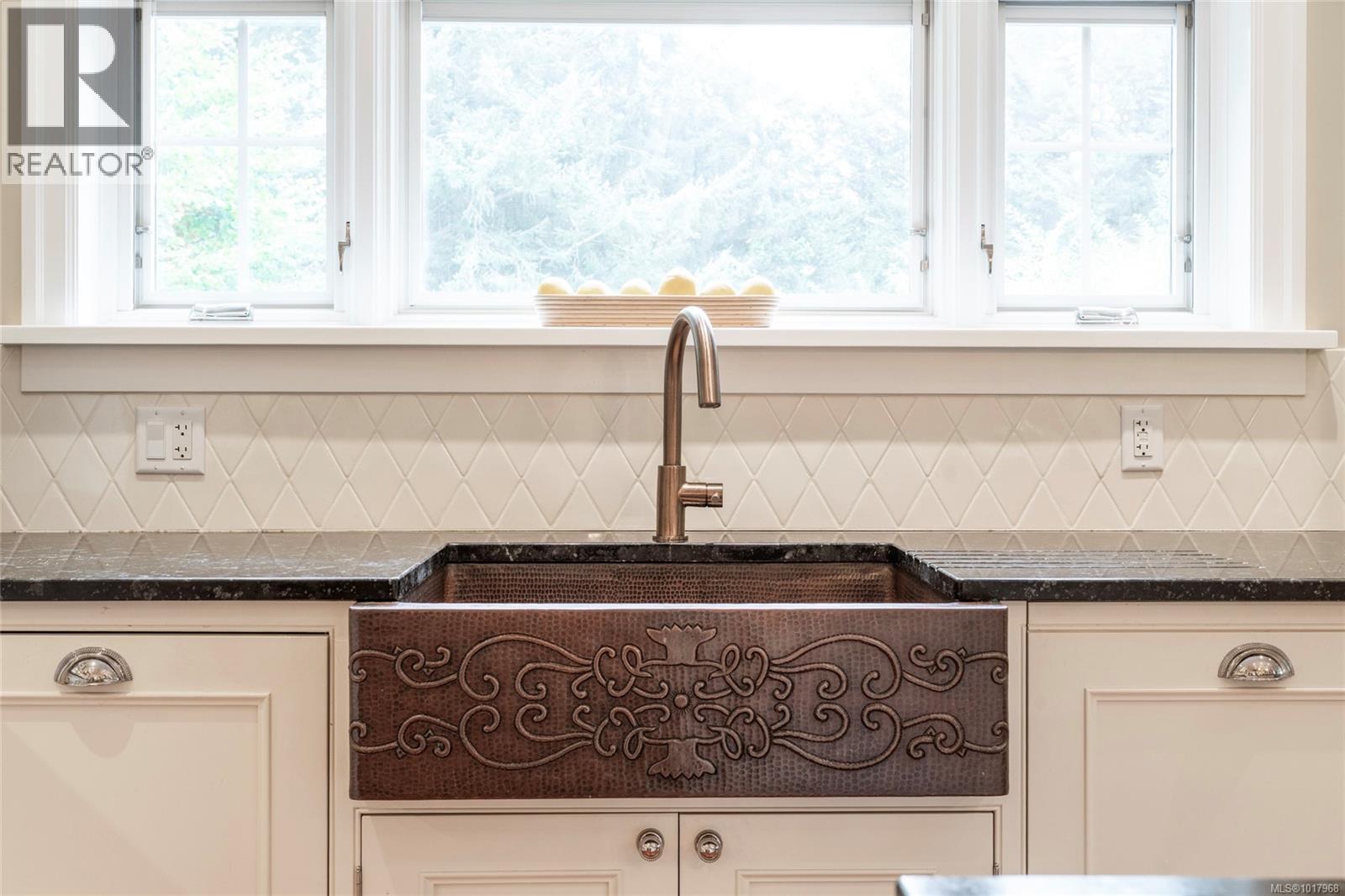 1690 Ash Rd, Saanich, British Columbia  V8N 2T5 - Photo 8 - 1017968