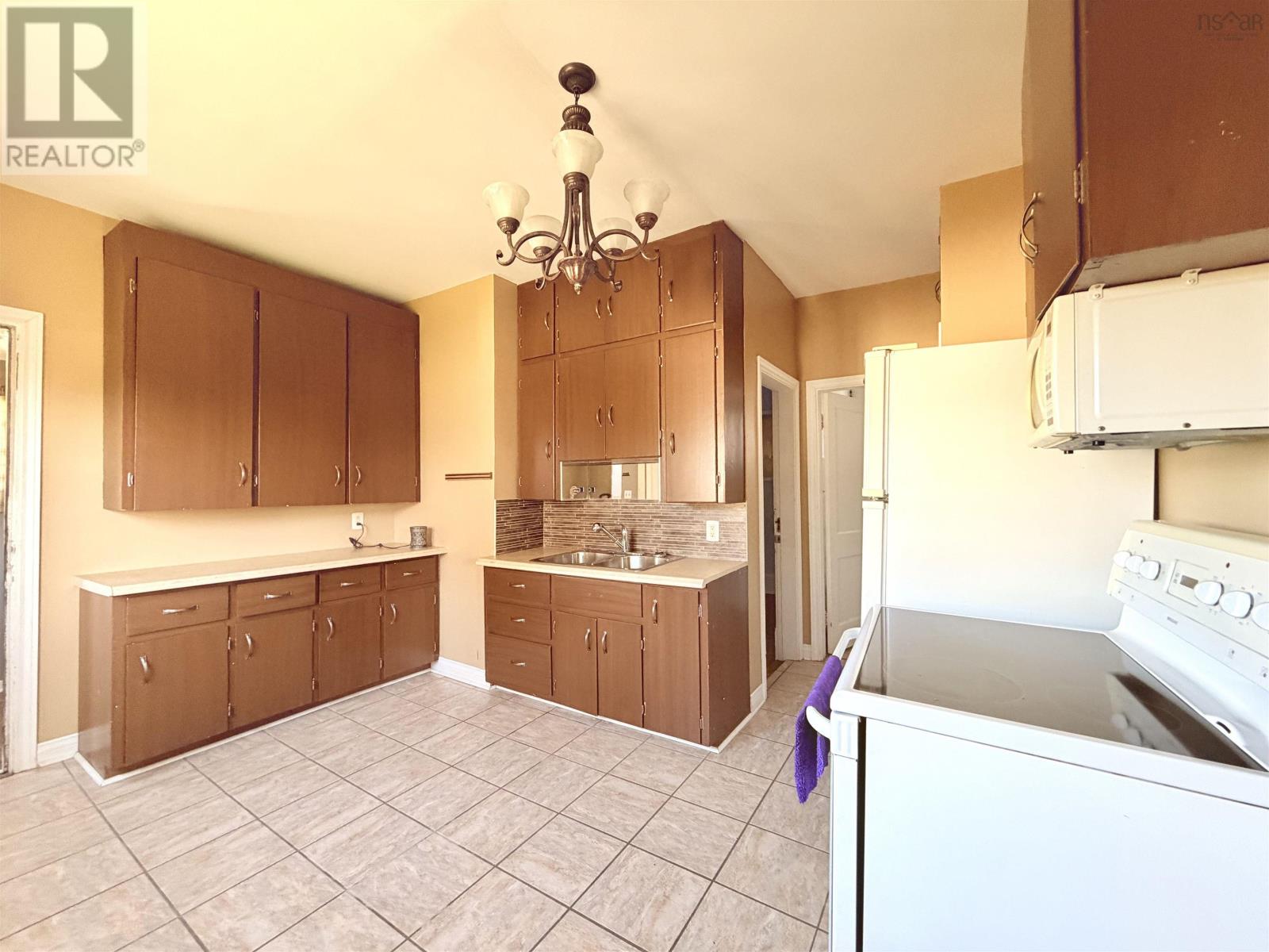 18 Highland Street, Glace Bay, Nova Scotia  B1A 2T5 - Photo 5 - 202524649