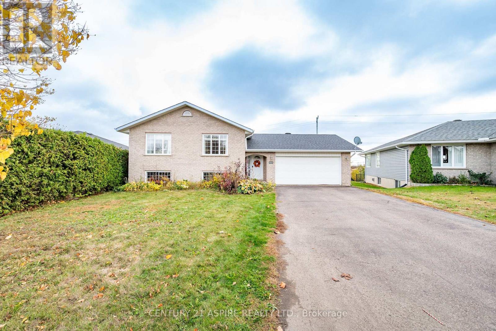 527 Angus Campbell Drive, Pembroke, Ontario  K8A 8K6 - Photo 1 - X12482266