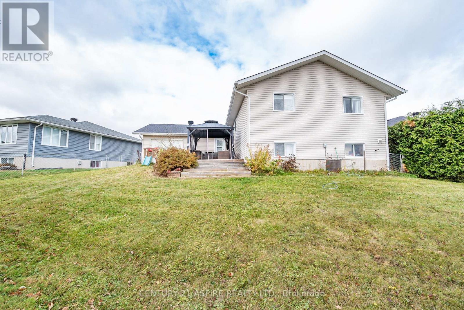 527 Angus Campbell Drive, Pembroke, Ontario  K8A 8K6 - Photo 4 - X12482266